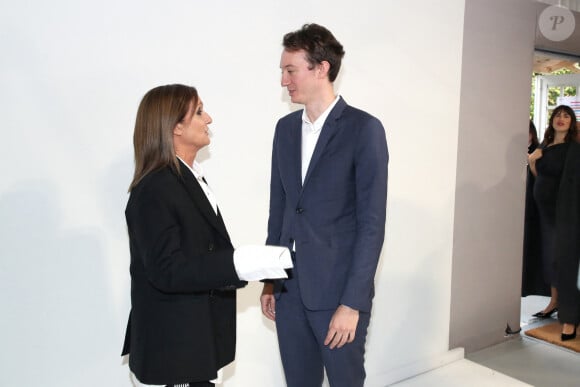 Maria Grazia Chiuri et Frédéric Arnault posent Backstage à la suite du Défilé Dior, Collection Prêt-à-porter Printemps / Eté 2025 dans le cadre de la Fashion Week de Paris, France, le 24 Septembre 2024. © Bertrand Rindoff / Bestimage