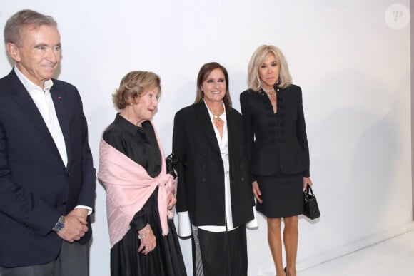 Elle a assisté au défilé de la maison Dior, qui présentait la collection Prêt-à-porter Printemps / Eté 2025
Bernard Arnault, la reine Sonja de Norvege, Maria Grazia Chiuri et Brigitte Macron posent Backstage à la suite du Défilé Dior, Collection Prêt-à-porter Printemps / Eté 2025 dans le cadre de la Fashion Week de Paris, France, le 24 Septembre 2024. © Bertrand Rindoff / Bestimage 