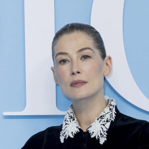 Rosamund Pike au photocall du défilé de mode féminine Dior printemps-été 2025 lors de la Fashion Week de Paris (PFW), à Paris, France, le 24 septembre 2024. © Olivier Borde/Bestimage