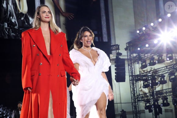 Cara Delevingne et Eva Longoria - Défilé " L'Oréal Paris – Walk Your Worth ", Collection Prêt-à-porter Printemps / Eté 2025 dans le cadre de la Fashion Week de Paris, France, le 23 Septembre 2024. © Bertrand Rindoff / Bestimage