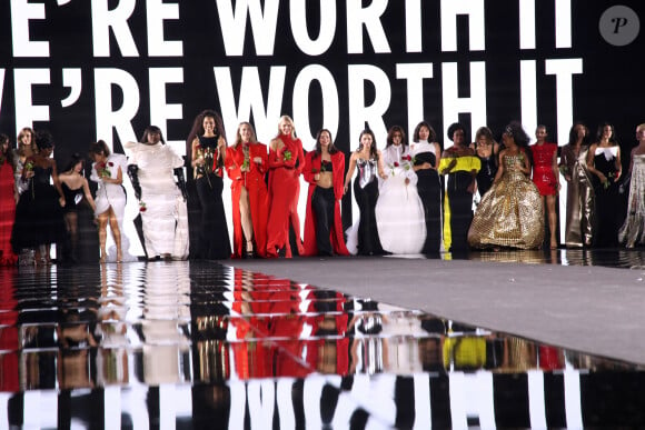 Eva Longoria, Yseult, Cindy Bruna, Cara Delevingne, Kendall Jenner, Luma Grothe, Alia Bhatt, Liya Kebede, Viola Davis, Heidi Klum - Défilé " L'Oréal Paris – Walk Your Worth ", Collection Prêt-à-porter Printemps / Eté 2025 dans le cadre de la Fashion Week de Paris, France, le 23 Septembre 2024. © Bertrand Rindoff / Bestimage