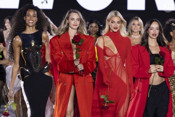 Cindy Bruna, Cara Delevingne, Kendall Jenner, Heidi Klum Luma Grothe (enceinte) au défilé "Walk Your Worth" de L'Oréal devant l'Opéra Garnier lors de la fashion week PAP femme printemps/été 2025 à Paris le 23 septembre 2024. © Olivier Borde / Bestimage