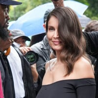 Défilé Courrèges : Laetitia Casta somptueuse, épaule apparente en robe asymétrique très près du corps et échancrée