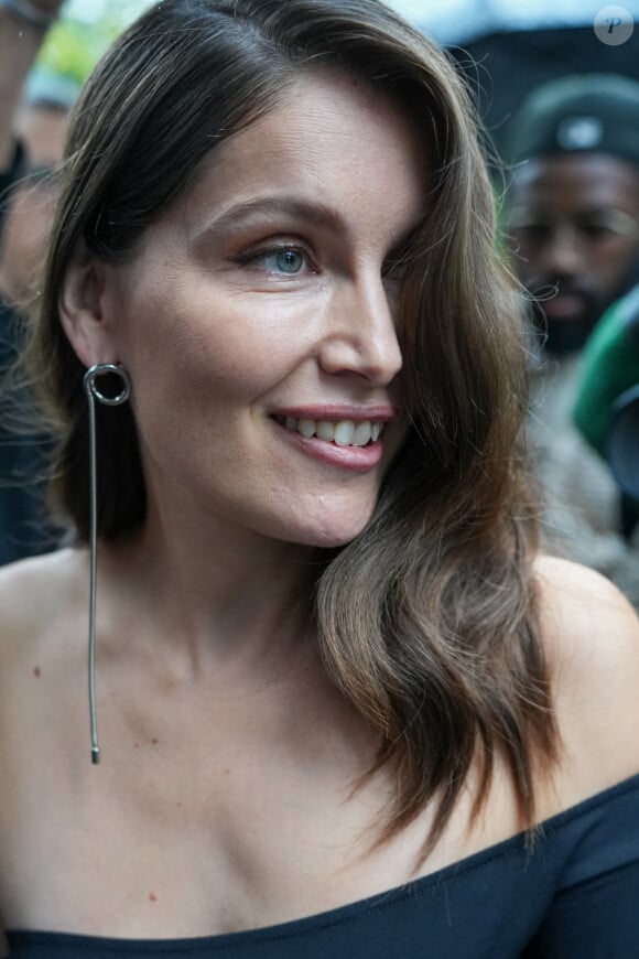 Laetitia Casta lors du défilé Courrèges Printemps-Eté 2025 à l'occasion de la Fashion week de Paris, le 25 septembre 2024. © Lucia Sabatelli / Bestimage