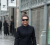 Elle n'était pas la seule à avoir surpris, puisque Juliette Binoche est apparue dans un total look noir jusqu'aux lunettes de soleil. 
Juliette Binoche lors du défilé Courrèges Printemps-Eté 2025 à l'occasion de la Fashion week de Paris, le 25 septembre 2024. © Lucia Sabatelli / Bestimage