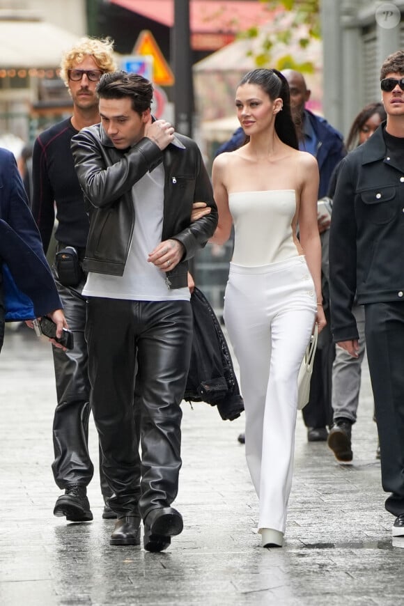 Brooklyn Beckham et Nicola Peltz, eux, ont misé sur le yin et le yang dans des looks qui se complétaient, l'un blanc, l'autre noir. 
Brooklyn Beckham, Nicola Peltz lors du défilé Courrèges Printemps-Eté 2025 à l'occasion de la Fashion week de Paris, le 25 septembre 2024. © Lucia Sabatelli / Bestimage