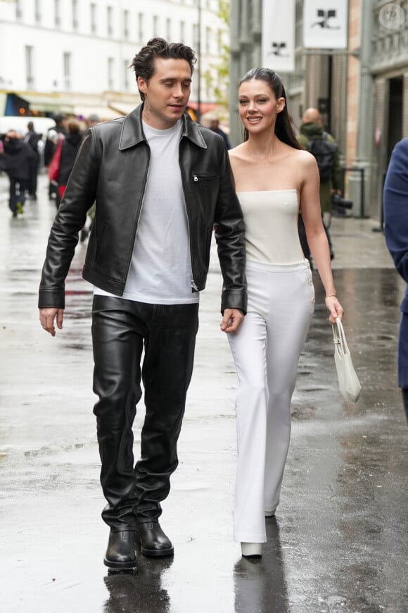 Brooklyn Beckham, Nicola Peltz lors du défilé Courrèges Printemps-Eté 2025 à l'occasion de la Fashion week de Paris, le 25 septembre 2024. © Lucia Sabatelli / Bestimage