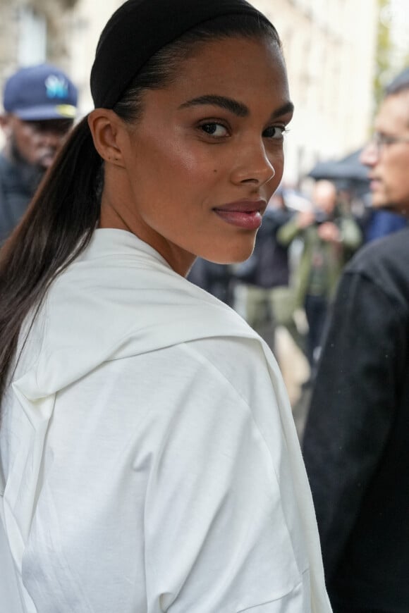 Tina Kunakey était elle aussi de la partie et a fait le choix du blanc qui mettait davantage son magnifique teint. 
Tina Kunakey lors du défilé Courrèges Printemps-Eté 2025 à l'occasion de la Fashion week de Paris, le 25 septembre 2024. © Lucia Sabatelli / Bestimage