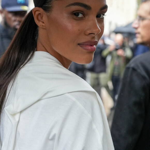 Tina Kunakey était elle aussi de la partie et a fait le choix du blanc qui mettait davantage son magnifique teint. 
Tina Kunakey lors du défilé Courrèges Printemps-Eté 2025 à l'occasion de la Fashion week de Paris, le 25 septembre 2024. © Lucia Sabatelli / Bestimage