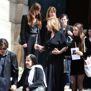 Yvan Attal et sa mère, Gabrielle Crawford, Jo Attal, Bambou - Sorties des obsèques de Jane Birkin en l'église Saint-Roch à Paris. Le 24 juillet 2023 © Jacovides-KD Niko / Bestimage 