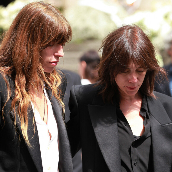 Lou Doillon et Charlotte Gainsbourg - Sorties des obsèques de Jane Birkin en l'église Saint-Roch à Paris. Le 24 juillet 2023 © Jonathan Rebboah / Panoramic / Bestimage 