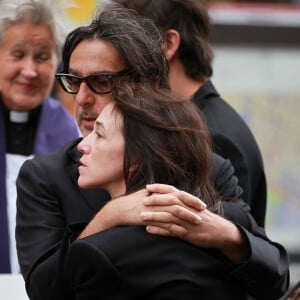 Yvan Attal et Charlotte Gainsbourg - Sorties des obsèques de Jane Birkin en l'église Saint-Roch à Paris. Le 24 juillet 2023 © Jonathan Rebboah / Panoramic / Bestimage 