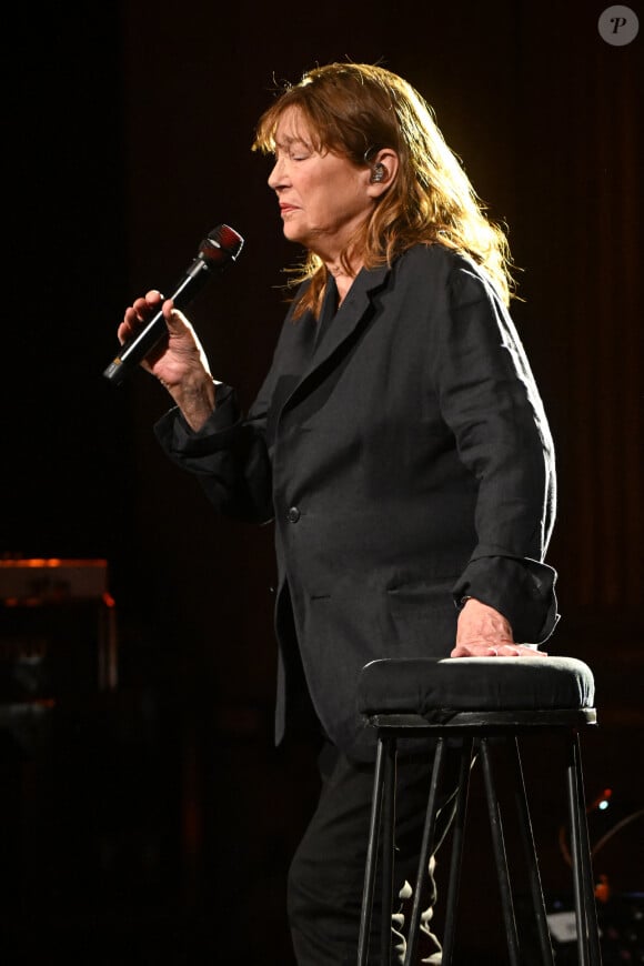 Et de compléter : "Elle redoutait le regard des gens sur son visage gonflé à cause des médicaments".
Jane Birkin - Le Festival Fnac Live Paris en partenariat avec la Ville de Paris reprend ses quartiers d'été en plein coeur de la capitale. Le 30 juin 2022 © Lionel Urman / Panoramic / Bestimage