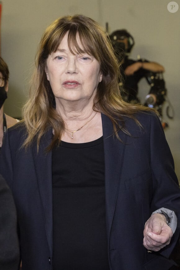 "Jane m'avait avoué à de nombreuses reprises, qu'elle détesterait partir avec tout le monde autour d'elle, en train de l'observer", a confié Gabrielle Crawford. 
Exclusif - Jane Birkin - Backstage de l'émission spéciale "Unis pour l'Ukraine" à la Maison de la Radio et de la Musique, diffusée en direct sur France 2 et présentée par Nagui et Leïla.Kaddour à Paris le 8 mars 2022. © Cyril Moreau / Jack Tribeca / Bestimage
