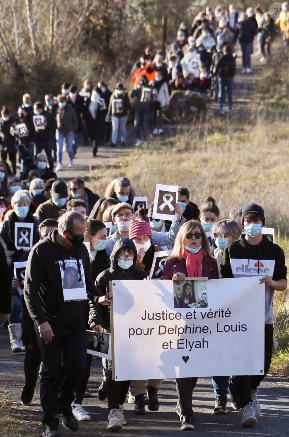 Lolita ( cousine de Delphine Jubillar, écharpe rose) - La famille et les proches se sont réunis pour une marche blanche en hommage à Delphine Jubillar, l'infirmière de 33 ans, disparue il y a un an, à Cagnac-les-Mines. Le 19 décembre 2021 © Patrick Bernard / Bestimage