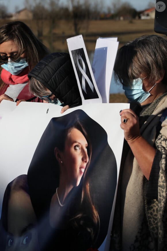 La famille et les proches se sont réunis pour une marche blanche en hommage à Delphine Jubillar, l'infirmière de 33 ans, disparue il y a un an, à Cagnac-les-Mines. Le 19 décembre 2021 © Patrick Bernard / Bestimage