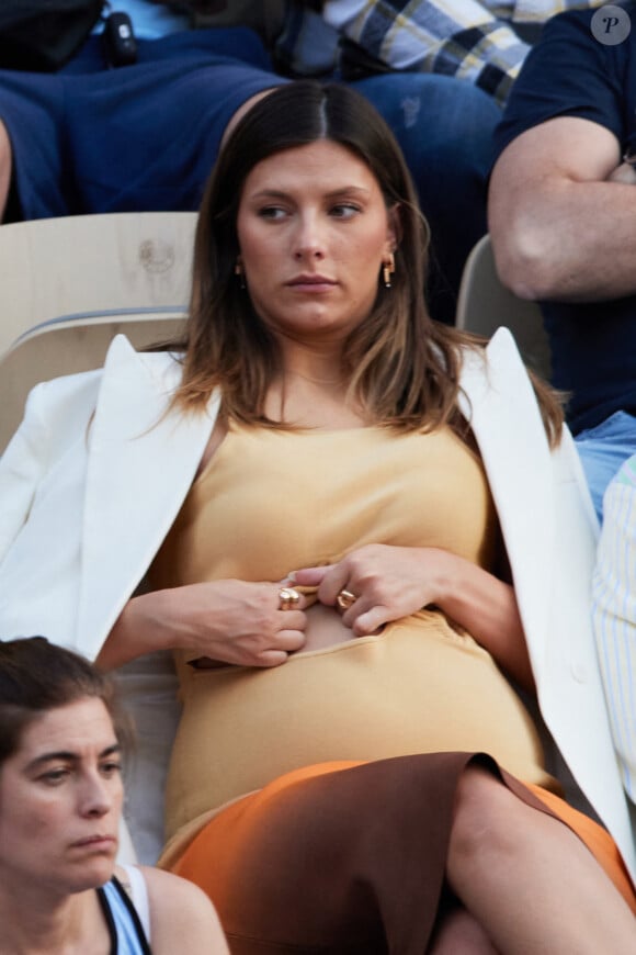 Une mésaventure qui arrive à beaucoup de femmes après leur accouchement mais dont on parle encore trop peu.
Camille Cerf (Miss France 2015), enceinte dans les tribunes lors des Internationaux de France de Tennis de Roland Garros 2023. Paris, le 7 juin 2023. © Jacovides-Moreau / Bestimage