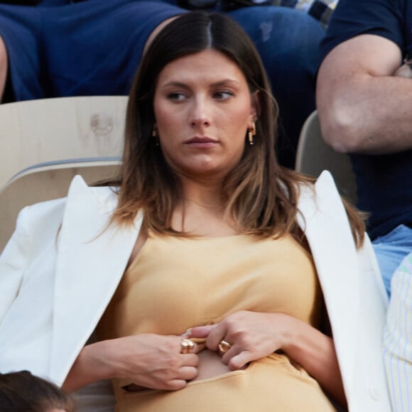 Une mésaventure qui arrive à beaucoup de femmes après leur accouchement mais dont on parle encore trop peu.
Camille Cerf (Miss France 2015), enceinte dans les tribunes lors des Internationaux de France de Tennis de Roland Garros 2023. Paris, le 7 juin 2023. © Jacovides-Moreau / Bestimage