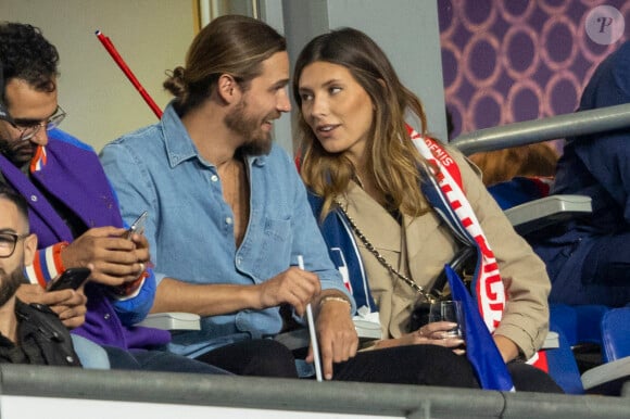 Camille Cerf (Miss France 2015) et son compagnon Théo Fleury - People dans les tribunes lors du match de la 5ème et avant-dernière journée de Ligue des nations entre la France et l'Autriche (2-0) au Stade de France à Saint-Denis le 22 septembre 2022.