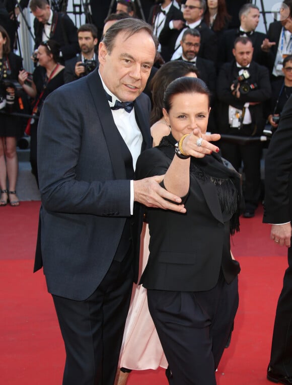 Xavier Couture et sa compagne Emmanuelle Gaume avant la projection de 'Okja' lors du Festival du film de Cannes à Cannes le 19 Mai 2017. © Denis Guignebourg / Bestimage  Celebrities on the red carpet for the movie "Okja" during the 70th Cannes International Film Festival. May 19th, 2017. 