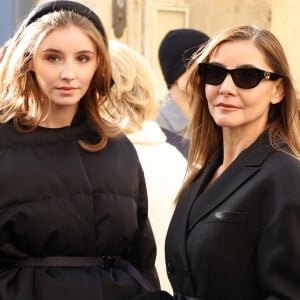 Adepte des soirées tranquilles à la maison mais aussi des nuits à danser en boite de nuit, elle indique d'ailleurs adorer le T7 Club niché en haut d'un building à Porte de Versailles.
Vittoria di Savoia et sa mère Clotilde Courau - Arrivées au défilé Dior Haute Couture Printemps/Été 2024 dans le cadre de la Fashion Week de Paris (PFW), au musée Rodin à Paris, France