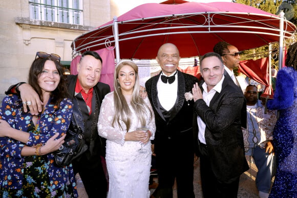 Exclusif - Francky Vincent avec Aziza, Samia Kazitani, Ted Sanders et sa femme - Mariage de Francky Vincent et Aziza El Batri dans leur domaine de Sinceny dans l'Aisne le 28 septembre 2024. © Cédric Perrin / Bestimage 