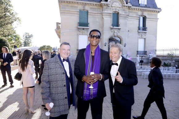 Exclusif - Christian Lebon avec son compagnon Anthony et Thierry Cham - Mariage de Francky Vincent et Aziza El Batri dans leur domaine de Sinceny dans l'Aisne le 28 septembre 2024. © Cédric Perrin / Bestimage 