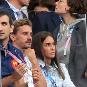 Antoine Griezmann et sa femme Erika Choperena - Les célébrités assistent à la Finale de Rugby à 7 opposant la France aux Fidji lors des Jeux Olympiques de Paris 2024 (JO) au Stade de France à Saint-Denis, Seine Saint-Denis, le 27 juillet 2024. © Jacovides-Perusseau/Bestimage