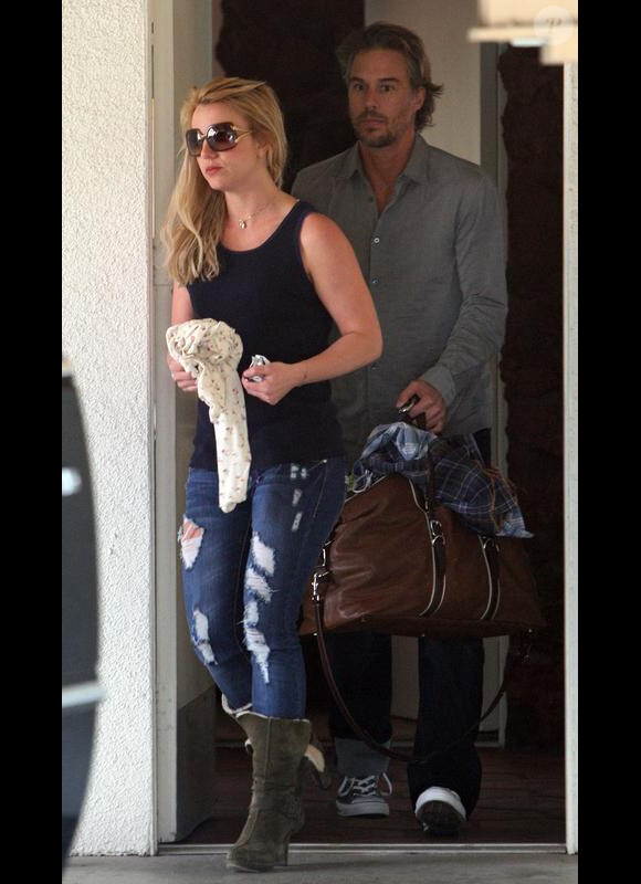 Britney Spears et son boyfriend Jason Trawick se rendent dans un hôtel de Santa Monica, vendredi 26 mars.