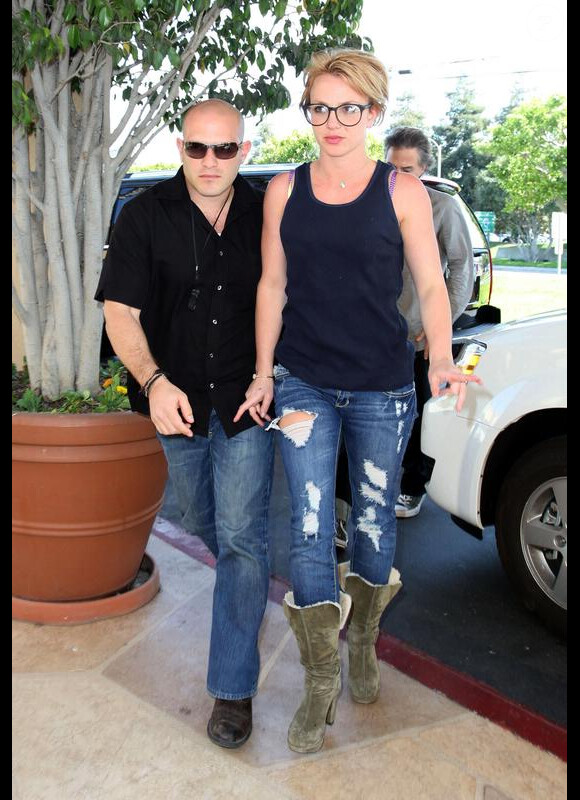Britney Spears et son boyfriend Jason Trawick se rendent dans un hôtel de Santa Monica, vendredi 26 mars.