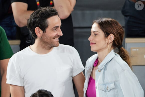 Camille Combal et sa femme Marie en tribunes lors des Internationaux de France de tennis de Roland Garros 2023, à Paris, France, le 6 juin 2023. © Jacovides-Moreau/Bestimage