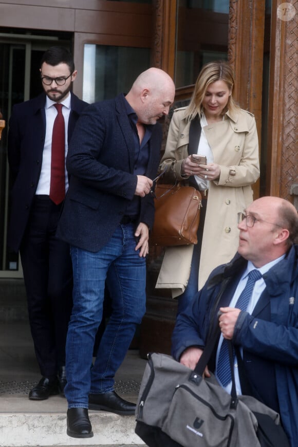 Sébastien Cauet et sa compagne Nathalie Dartois - Suspendu de l'antenne après une enquête pour viol, Sébastien Cauet réclame en justice son retour sur NRJ au tribunal de commerce de Paris, France, le 18 mars 2024. © Christiophe Clovis/Bestimage