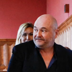 Son arrivée va ainsi combler le vide laissé par Cauet depuis novembre 2023.
Sébastien Cauet et sa compagne Nathalie Dartois - Suspendu de l'antenne après une enquête pour viol, Sébastien Cauet réclame en justice son retour sur NRJ au tribunal de commerce de Paris, France, le 18 mars 2024. © Christiophe Clovis/Bestimage