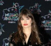 La chanteuse a dévoilé des images d'elle en robe de mariée, le ventre bien rond, en train de donner le biberon à une petite chèvre
Clara Luciani au photocall de la 24ème édition des "NRJ Music Awards (NMA)" au Palais des Festivals à Cannes le 18 novembre 2022. © Dominique Jacovides / Bestimage 