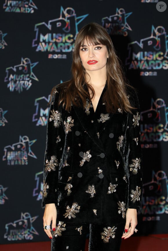 La chanteuse a dévoilé des images d'elle en robe de mariée, le ventre bien rond, en train de donner le biberon à une petite chèvre
Clara Luciani au photocall de la 24ème édition des "NRJ Music Awards (NMA)" au Palais des Festivals à Cannes le 18 novembre 2022. © Dominique Jacovides / Bestimage 