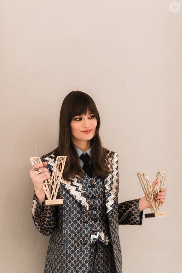 Exclusif - Clara Luciani (Artiste féminine de l'année et Album de l'année pour "Coeur") en backstage lors la 37ème cérémonie des Victoires de la musique à la Seine musicale de Boulogne-Billancourt, le 11 février 2022. © Tiziano Da Silva / Cyril Moreau / Bestimage  No Web - Belgium and Switzerland Exclusive - Germany call for price - Celebrities backstage during the 37th Victoires de la Musique ceremony at the Musical Seine in Boulogne-Billancourt, February 11, 2022. 