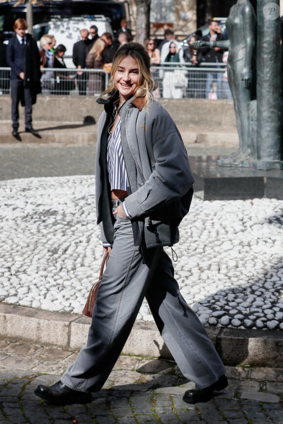 Shailene Woodley - Arrivées au défilé de mode Femmes printemps-été 2025 "Miu Miu" lors de la fashion week de Paris. Le 1er octobre 2024 © Christophe Clovis / Bestimage 