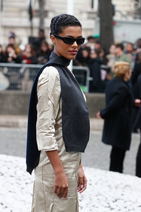 Tina Kunakey - Arrivées au défilé de mode Femmes printemps-été 2025 "Miu Miu" lors de la fashion week de Paris. Le 1er octobre 2024 © Christophe Clovis / Bestimage 