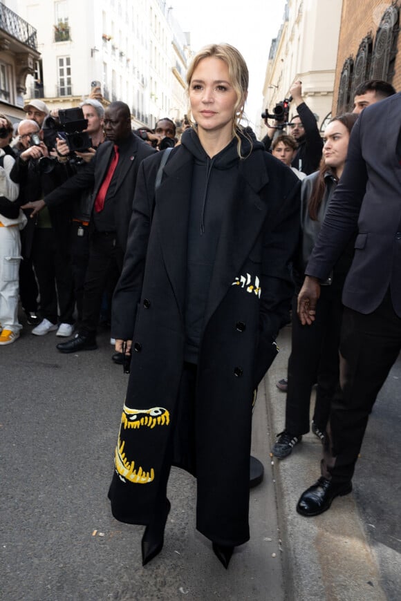 Virginie Efira au défilé Lacoste prêt à porter printemps / été 2025 lors de la fashion week à Paris le 1er octobre 2024. © Jeremy Melloul / Bestimage 