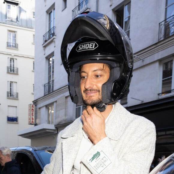 Lors de son arrivée en scooter, l'acteur a eu un peu de mal à enlever son casque
Pierre Niney au défilé Lacoste prêt à porter printemps / été 2025 lors de la fashion week à Paris le 1er octobre 2024. © Jeremy Melloul / Bestimage