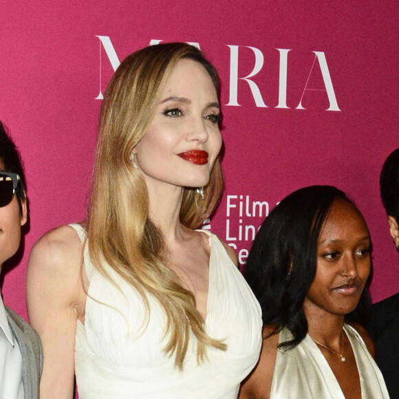 elle qui est une actrice, réalisatrice, productrice, activiste et mère de six enfants ?
Pax Thien Jolie-Pitt, Angelina Jolie, Zahara Marley Jolie et Maddox Chivan Jolie-Pitt - Première du film "Maria" lors du 62ème New York Film Festival au Lincoln Center, le 29 septembre 2024.