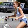 Miley Cyrus et son boyfriend Liam Hemsworth partagent une petite balade à vélo dans les rues de Beverly Hills, jeudi 25 mars.