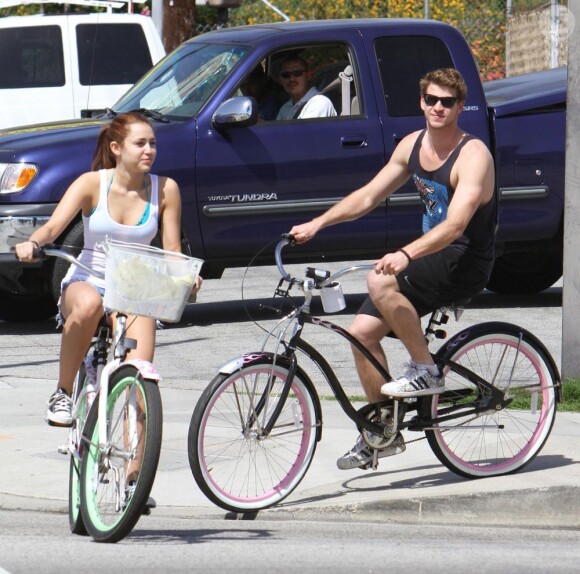 Miley Cyrus et son boyfriend Liam Hemsworth partagent une petite balade à vélo dans les rues de Beverly Hills, jeudi 25 mars.