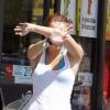 Miley Cyrus et son boyfriend Liam Hemsworth partagent une petite balade à vélo dans les rues de Beverly Hills, jeudi 25 mars.