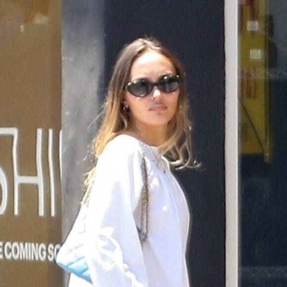 L'actrice Lily-Rose Depp se fait discrète alors qu'elle fait du shopping le dimanche après-midi avec une amie sur Melrose à West Hollywood.