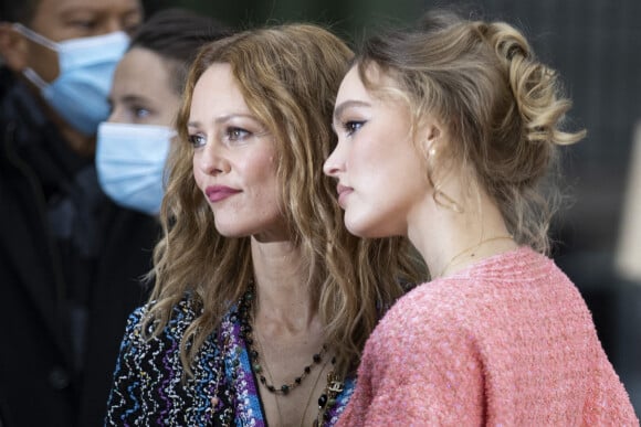 Vanessa Paradis et sa fille Lily Rose Depp - Photocall du défilé de mode prêt-à-porter printemps-été 2021 "Chanel" au Grand Palais à Paris. Le 6 octobre 2020 © Olivier Borde / Bestimage