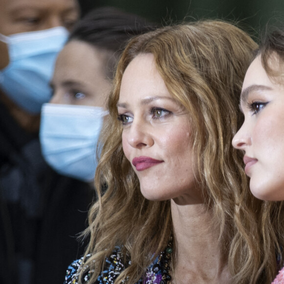 Vanessa Paradis et sa fille Lily Rose Depp - Photocall du défilé de mode prêt-à-porter printemps-été 2021 "Chanel" au Grand Palais à Paris. Le 6 octobre 2020 © Olivier Borde / Bestimage