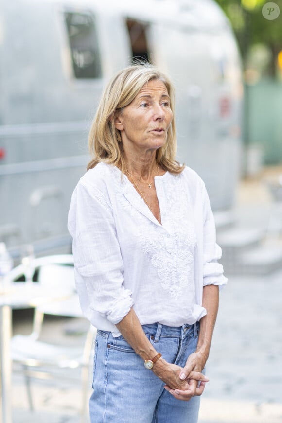 Exclusif - Claire Chazal et Stéphane Bern en backstage du 10ème anniversaire du "Grand Concert de Paris" au pied de la Tour Eiffel sur le Champ-de-Mars à Paris, France, le 14 juillet 2023. Pour clôturer en beauté la Fête nationale 2023, l’Orchestre National de France, la Maîtrise et le Choeur de Radio France organisent "Le Grand Concert de Paris" au pied de la Tour Eiffel au Champ-de-Mars à Paris. © Perusseau-Veeren/Bestimage  No Web pour la Belgique et la Suisse