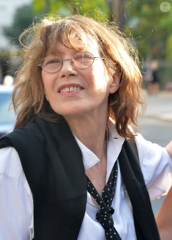 Elle avait raconté y allait de temps à autres avec ses filles et dormir sur des "matelas pneumatiques", le temps d'un weekend.  
Jane Birkin - Arrivée des people au défilé Saint Laurent Homme collection Printemps-Eté 2016 au Carreau du Temple lors de la Fashion Week à Paris, le 28 juin 2015.