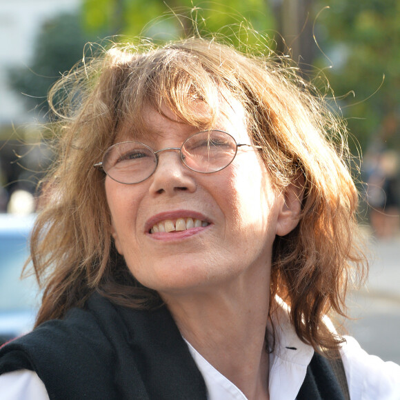 Elle avait raconté y allait de temps à autres avec ses filles et dormir sur des "matelas pneumatiques", le temps d'un weekend.  
Jane Birkin - Arrivée des people au défilé Saint Laurent Homme collection Printemps-Eté 2016 au Carreau du Temple lors de la Fashion Week à Paris, le 28 juin 2015.